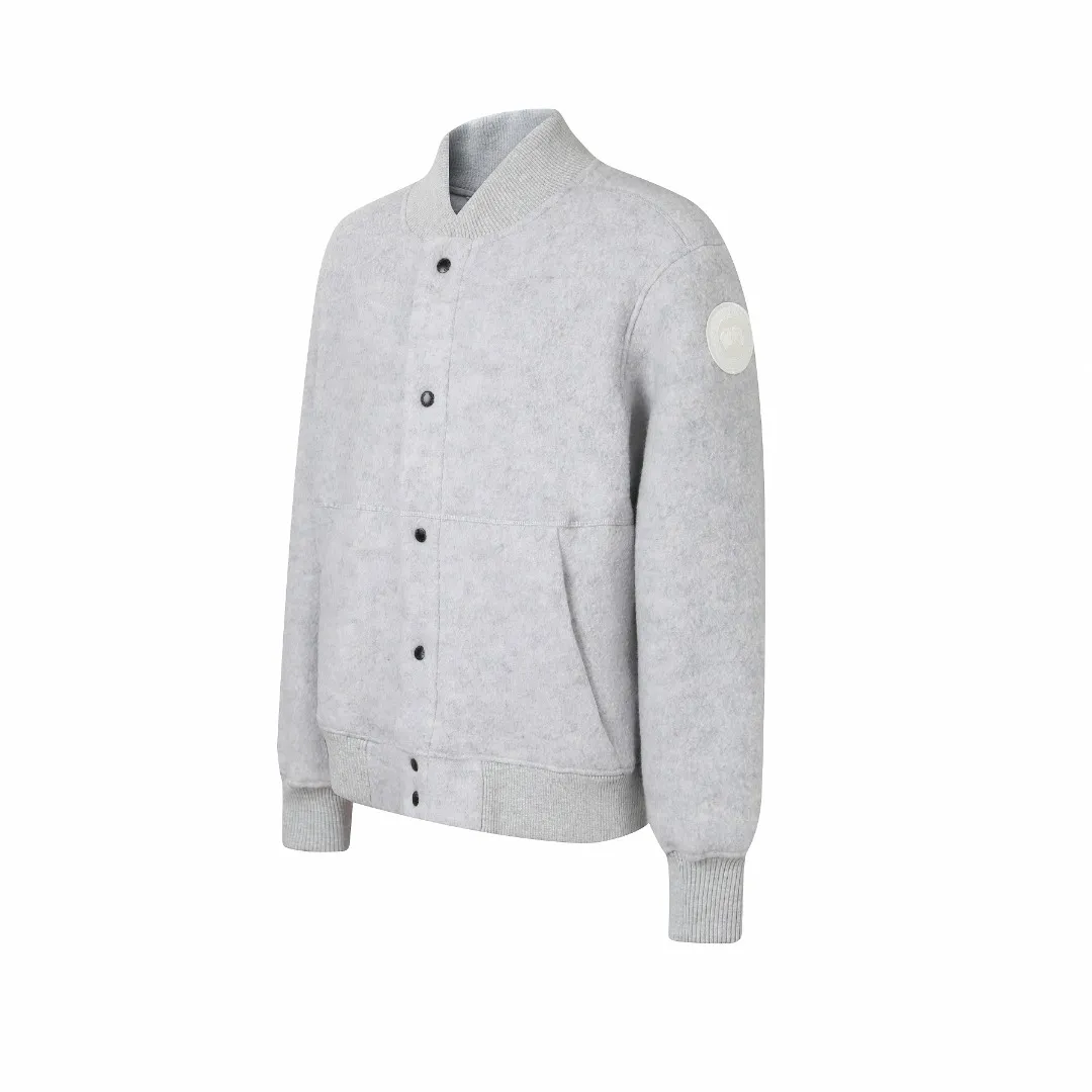 P760 Canada Goose Fleece Badge Button Jacket Fabric selection: Wool blend fabric: The main fabric of this jacket is light gray wool blend fabric to improve the fabric's wear resistance, wrinkle resistance and warmth. Wool provides good warmth and a natural feel, while blended fibers enhance the fabric's practicality and durability.  RIBBED KNIT: The collar, cuffs and hem are ribbed knitted for added stretch and fit.  Production process: The cutting process needs to ensure that the texture and color of the fabric are evenly distributed, especially for this light gray tone, to avoid color differences. The stretchability of wool-blend fabrics needs to be taken into consideration when cutting pieces to ensure dimensional stability of the finished garment.      • Use a sewing needle and thread suitable for wool-blend fabrics to avoid damage to the fabric during sewing. The sewing stitches are even and firm to prevent thread stripping.      • The temperature needs to be controlled during ironing to avoid high temperature damage to the fabric while keeping the fabric smooth and crisp.  Main body splicing: • The front and back body parts, sleeves and other main parts are spliced ​​with flat seams to ensure a smooth silhouette. •Align the fabric texture at the splicing points to keep the appearance neat.     Details such as pockets and cuffs are designed with inset pockets to increase practicality and aesthetics.     The splicing areas are reinforced to improve durability.  Armband: The white round armband on the left arm is an important part of the brand identity and is finely sewn to ensure it is strong and flat.  Dark gray and light gray Size: S M L XL